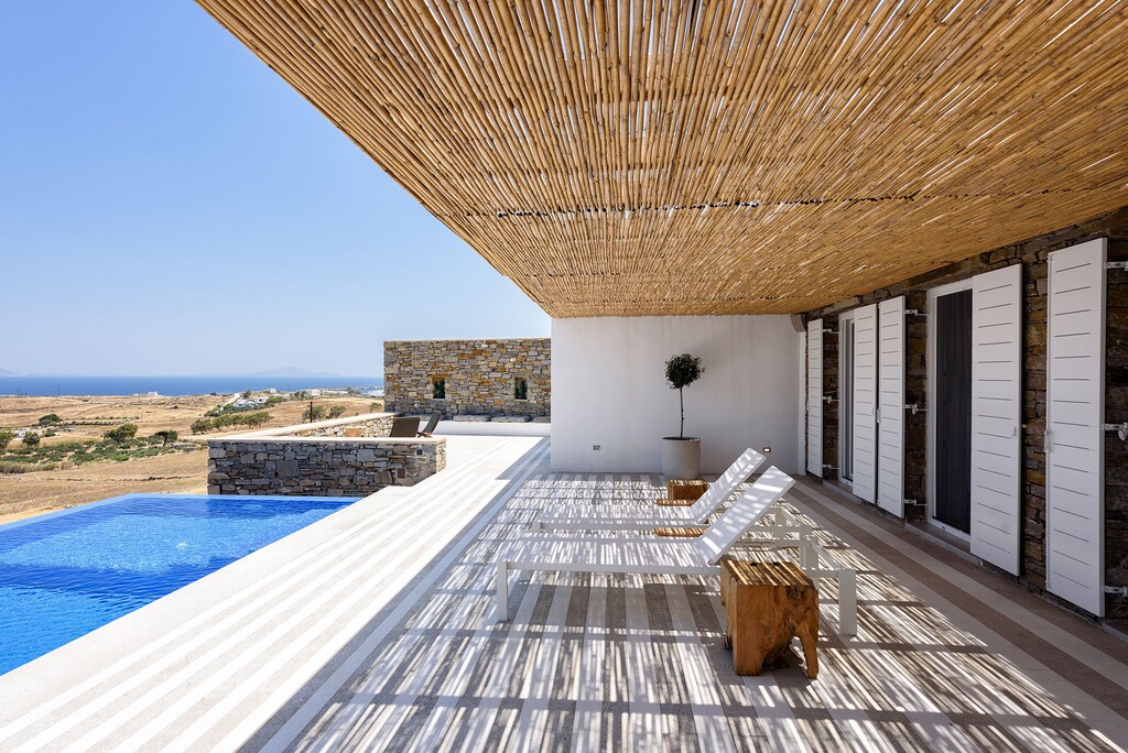 Di Lusso Villa – where luxury meets Cycladic simplicity, creating the ultimate setting for unforgettable memories.