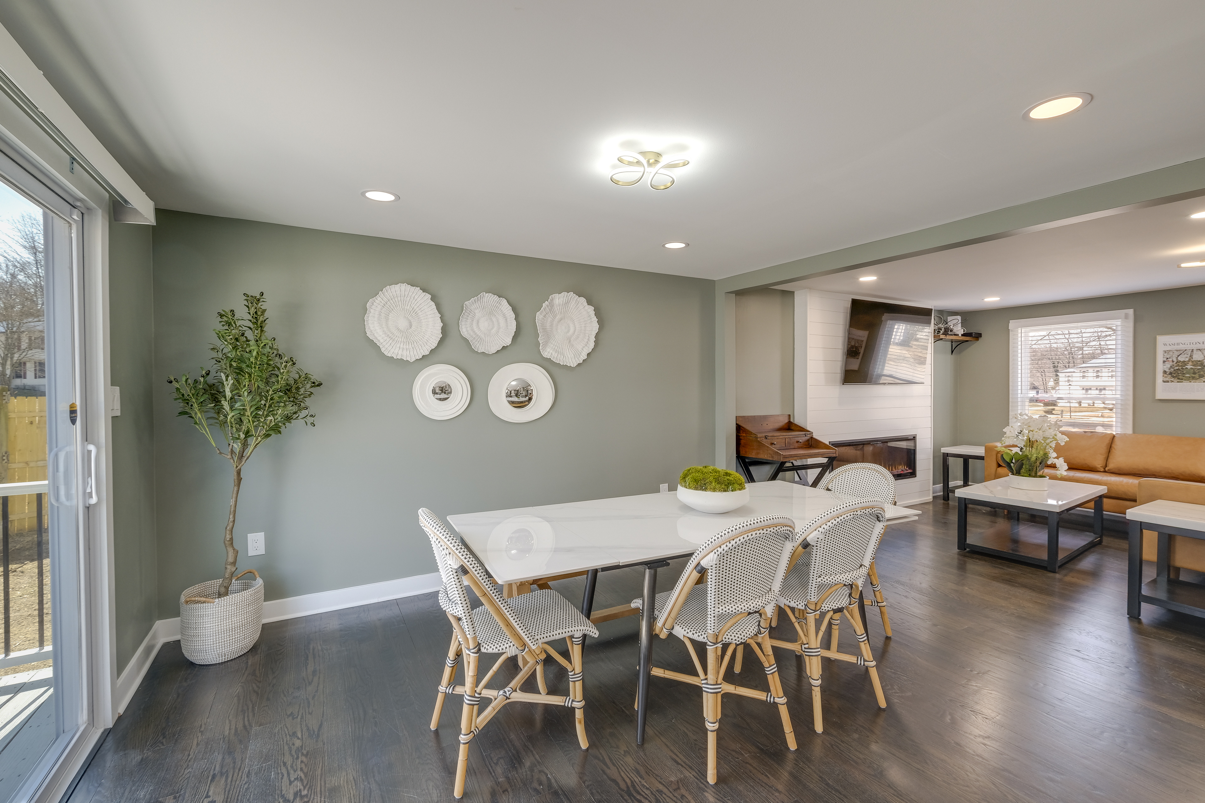 Family Friendly: Modern Apt in Fort Washington