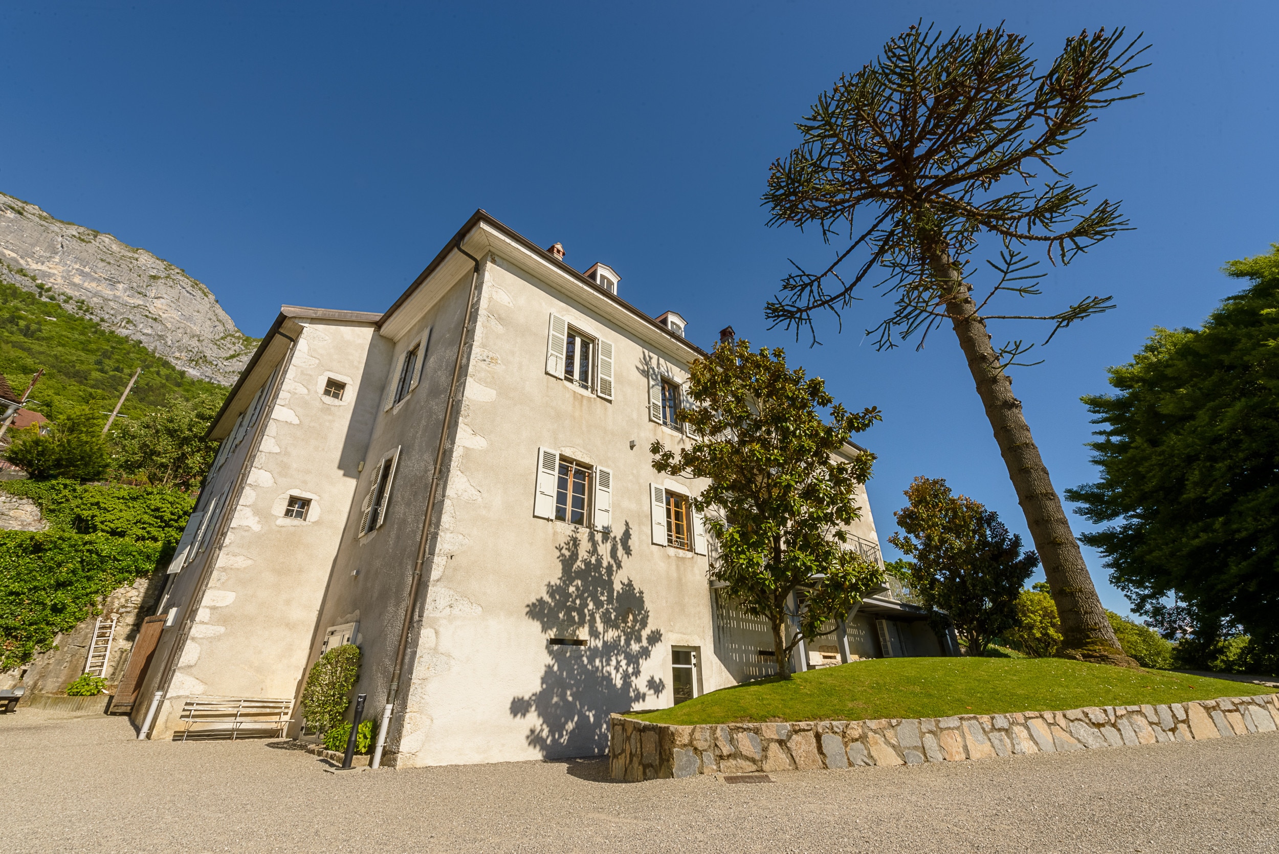 The Domaine of Veyrier-du-Lac welcomes you to a stunning setting between lake and mountains, for an exceptional stay. This historic residence combines comfort and authenticity, offering generous spaces designed for relaxation and convivial moments.