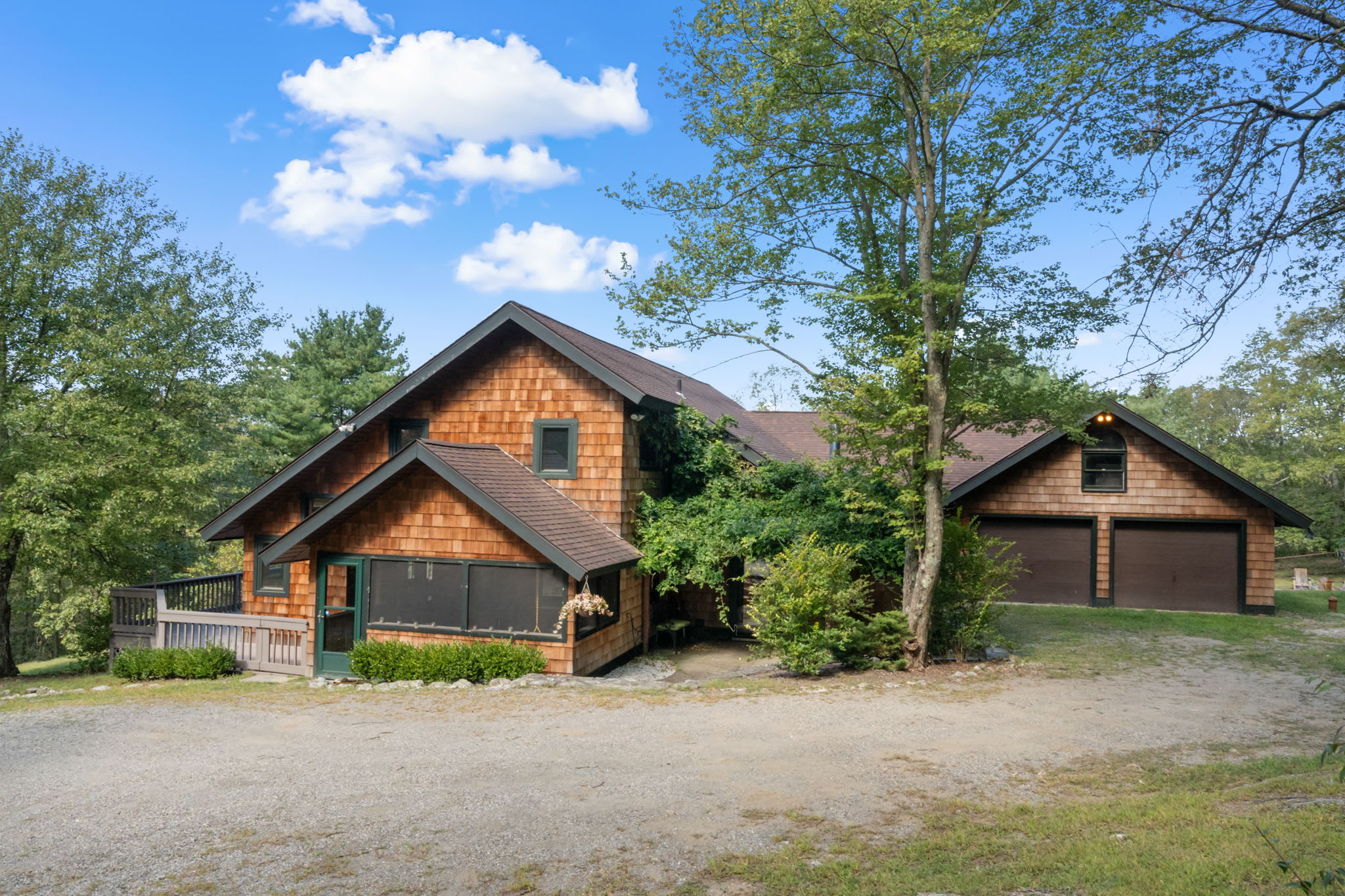 ESKape Manor: Great Views, Hot Tub & Fun Amenities ESKape Manor: Great Views, Hot Tub & Fun Amenities