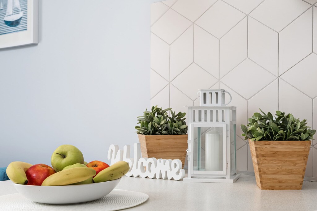 A close-up on a fruit bowl, a decorative element of the kitchen.