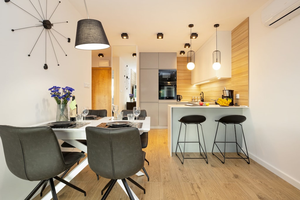 A harmonious space in which the combination of dining table and kitchenette can be seen.