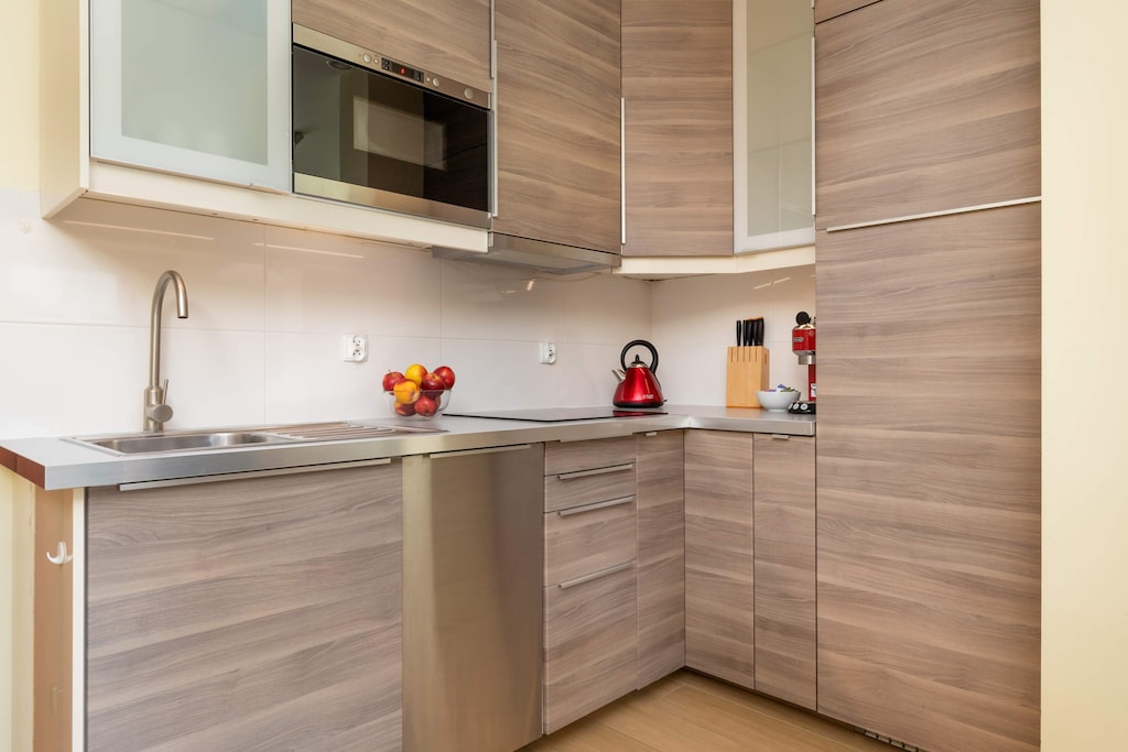 Fully equipped kitchenette