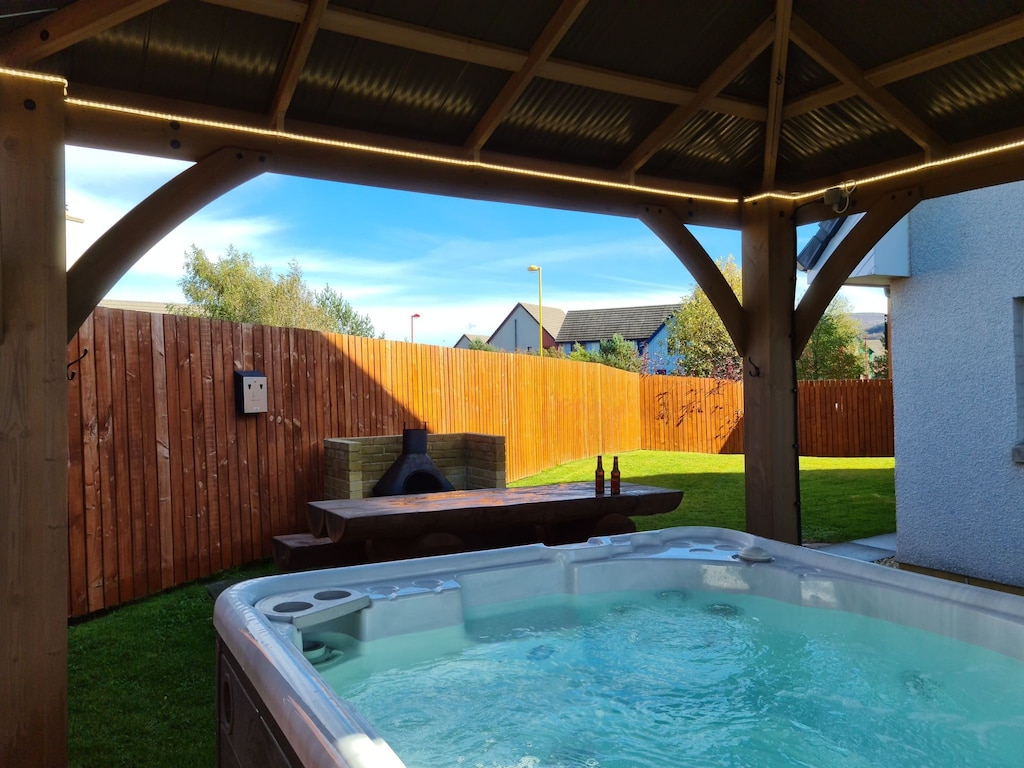 Garden with hot tub at Eagle Lodge Aviemore