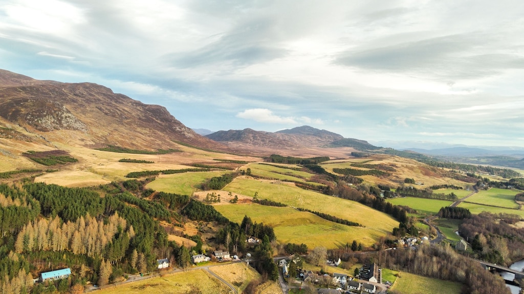 Enjoy stunning views of the hills and natural beauty of the Scottish Highlands, from this holiday home in Laggan.