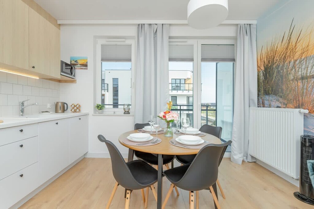  An elegant dining room with a round table, ideal for a romantic dinner.