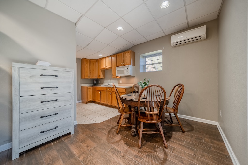 In law suite dining table