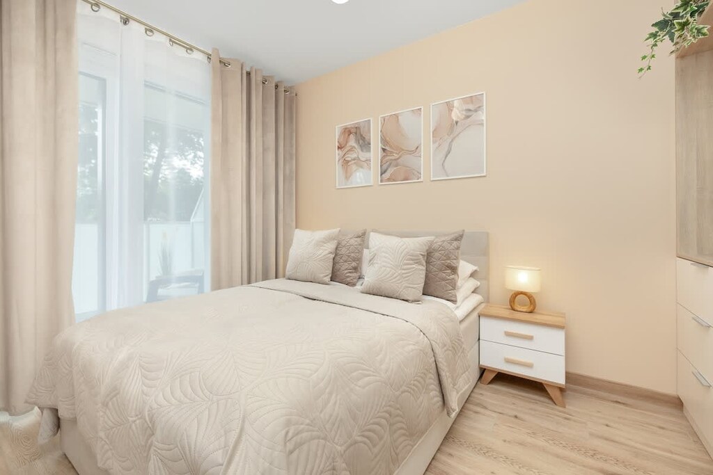 Cozy bedroom with a comfortable double bed, closets and access to balcony.