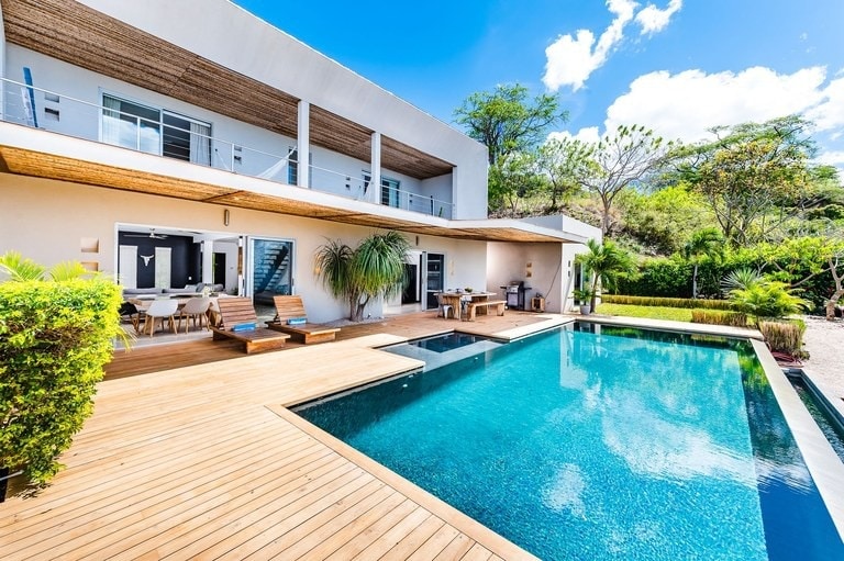 With a stunning backyard oasis, fit with a full decking area perfect for relaxing out on the sun loungers, or perhaps have the BBQ sizzlin’ and serve it up on the outdoor furniture dining table with seating for 8