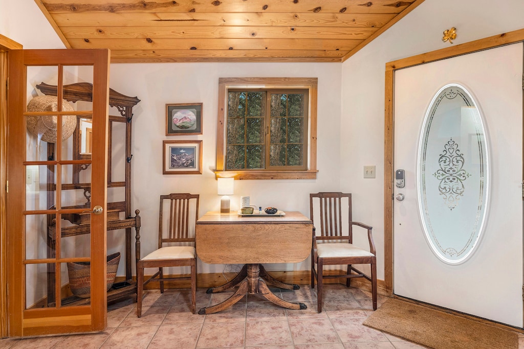 Kittery West Estes Park, Entryway front door, with table and 2 chairs.