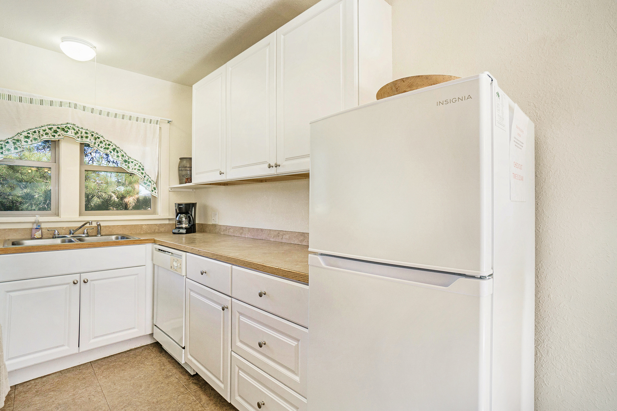 O'Deer Cabin Estes Park, Full refrigerator.