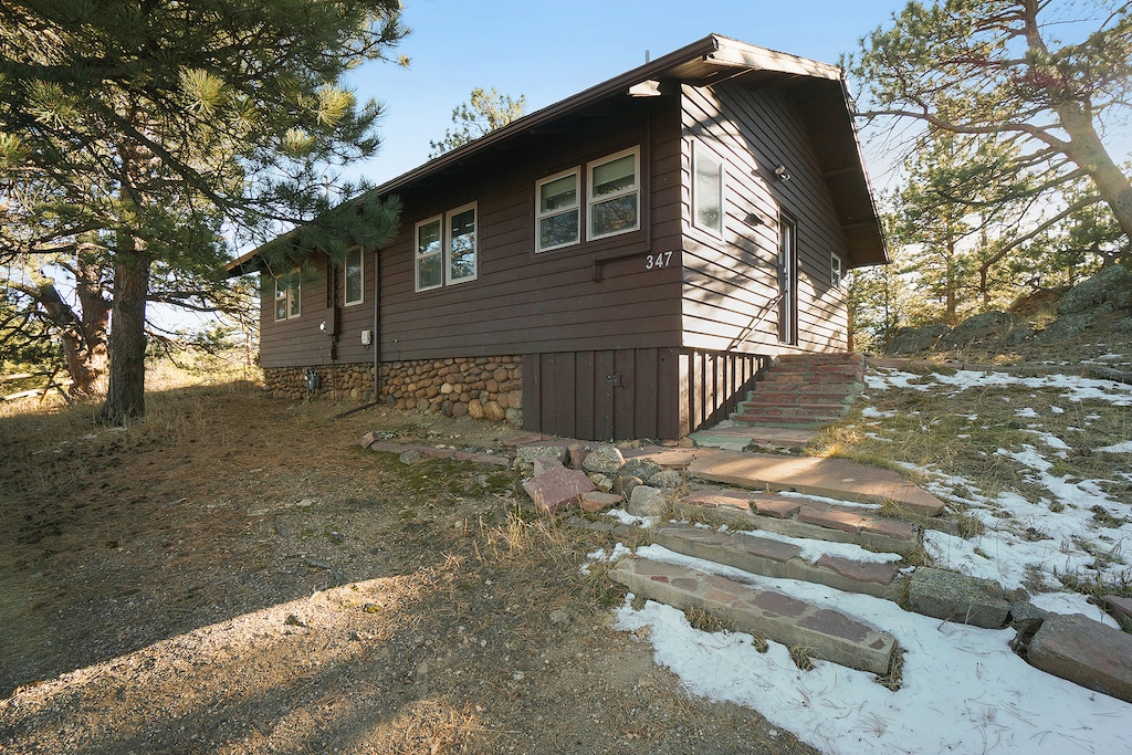 O'Deer Cabin Estes Park, 13 Steps to the entrance of the home.