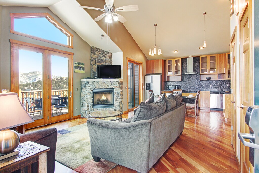 Welcome to your spacious open living vacation condo with vaulted ceilings, ceiling fan, fireplace and amazing views!