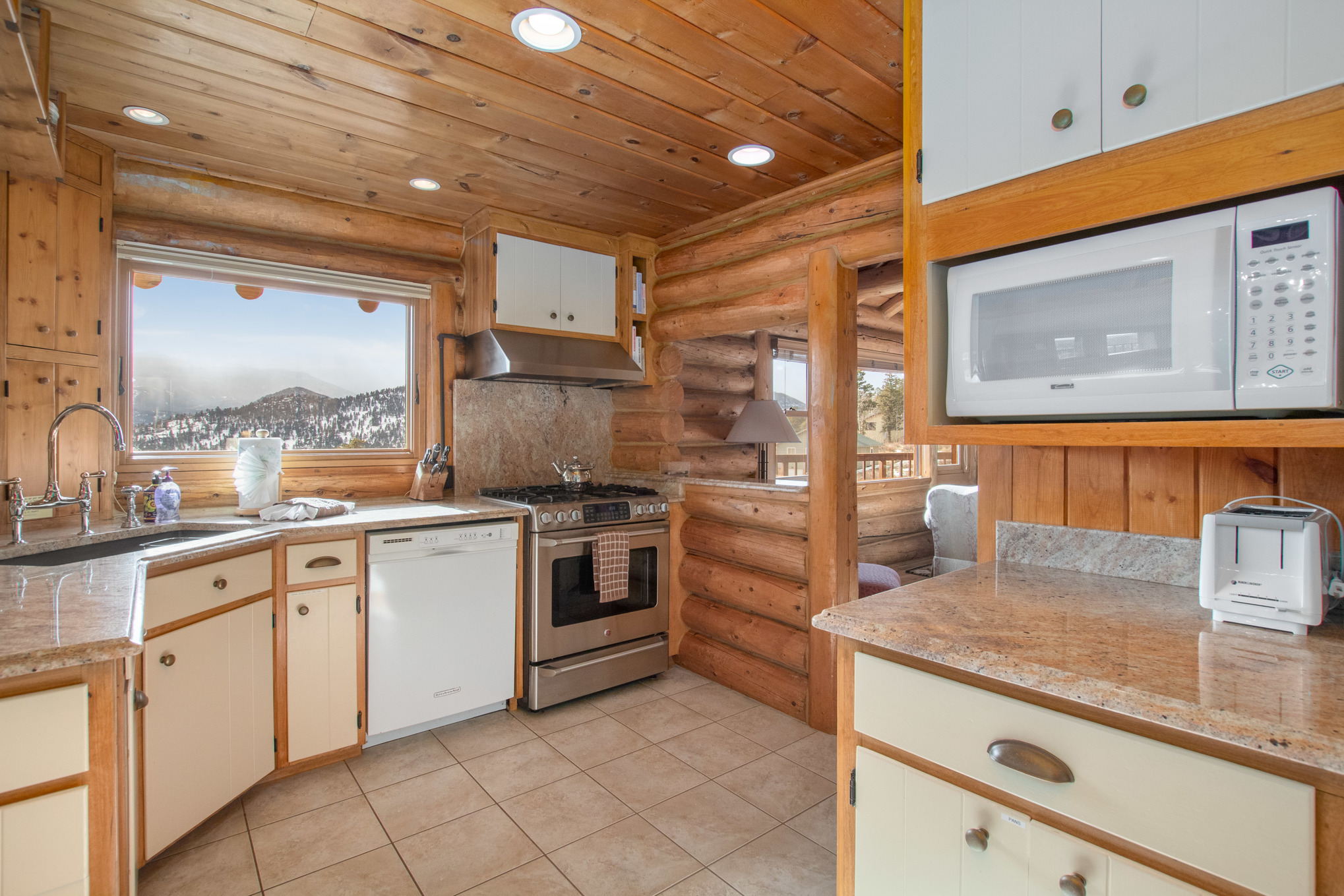 Convenient and spacious kitchen. Gas stove with exhaust fan, dishwasher, microwave. All the utensils to whip up a delicious meal.