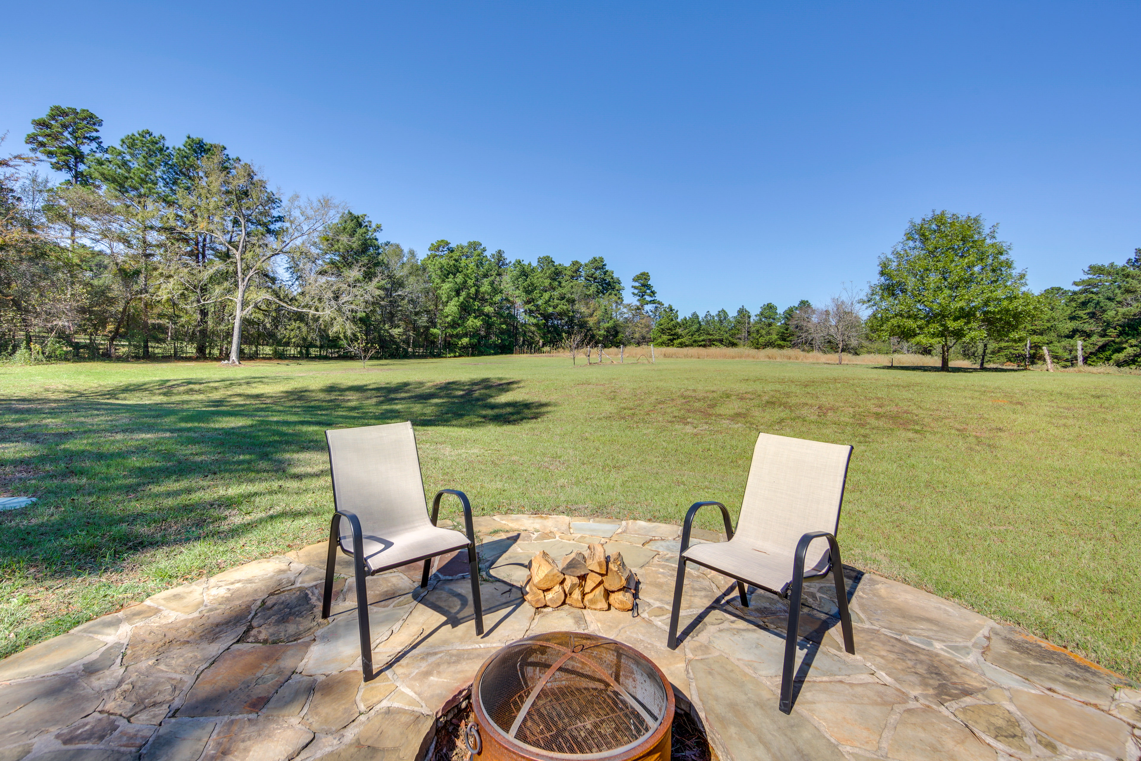 Fire Pit & Grill: Tyler Home on 5 Acres!