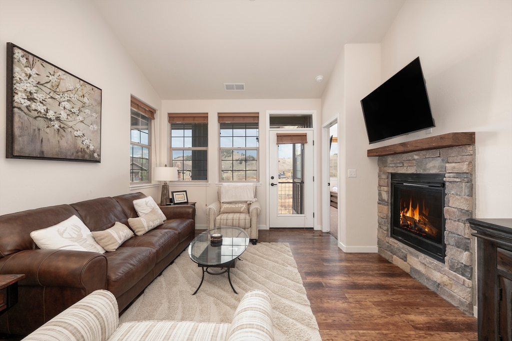 SG Ten Mile H302 main living area