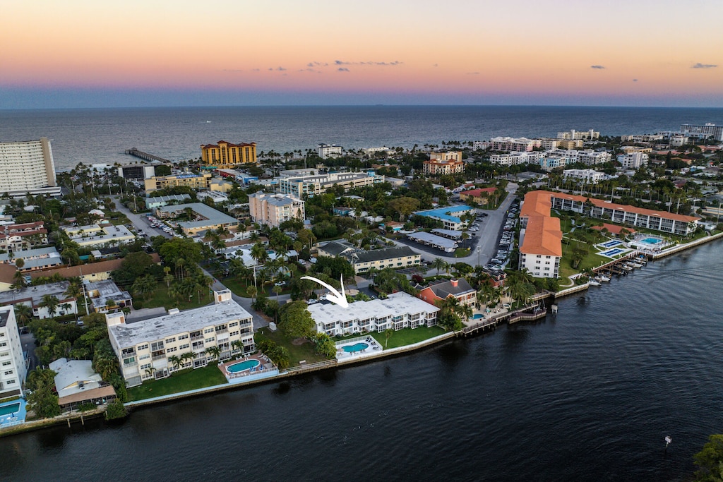 Less than 1/4 mile to the beach - cafes, bars & restaurants all within a 2 minute walk