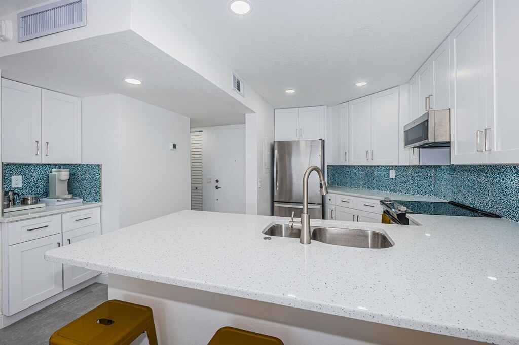 20-web-or-mls-Kitchen/Coffee Bar 3-2