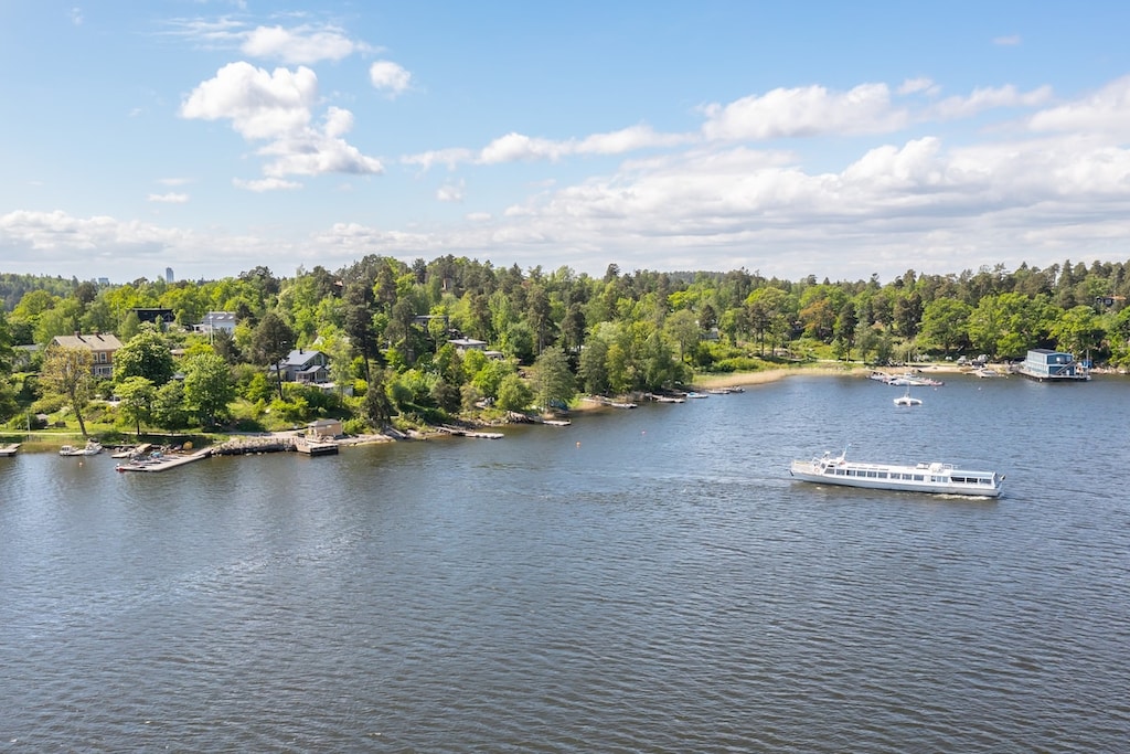 Ferry to mainland leaves appr. every hour. From the villa to downtown Stockholm takes 20 min by public transportation.