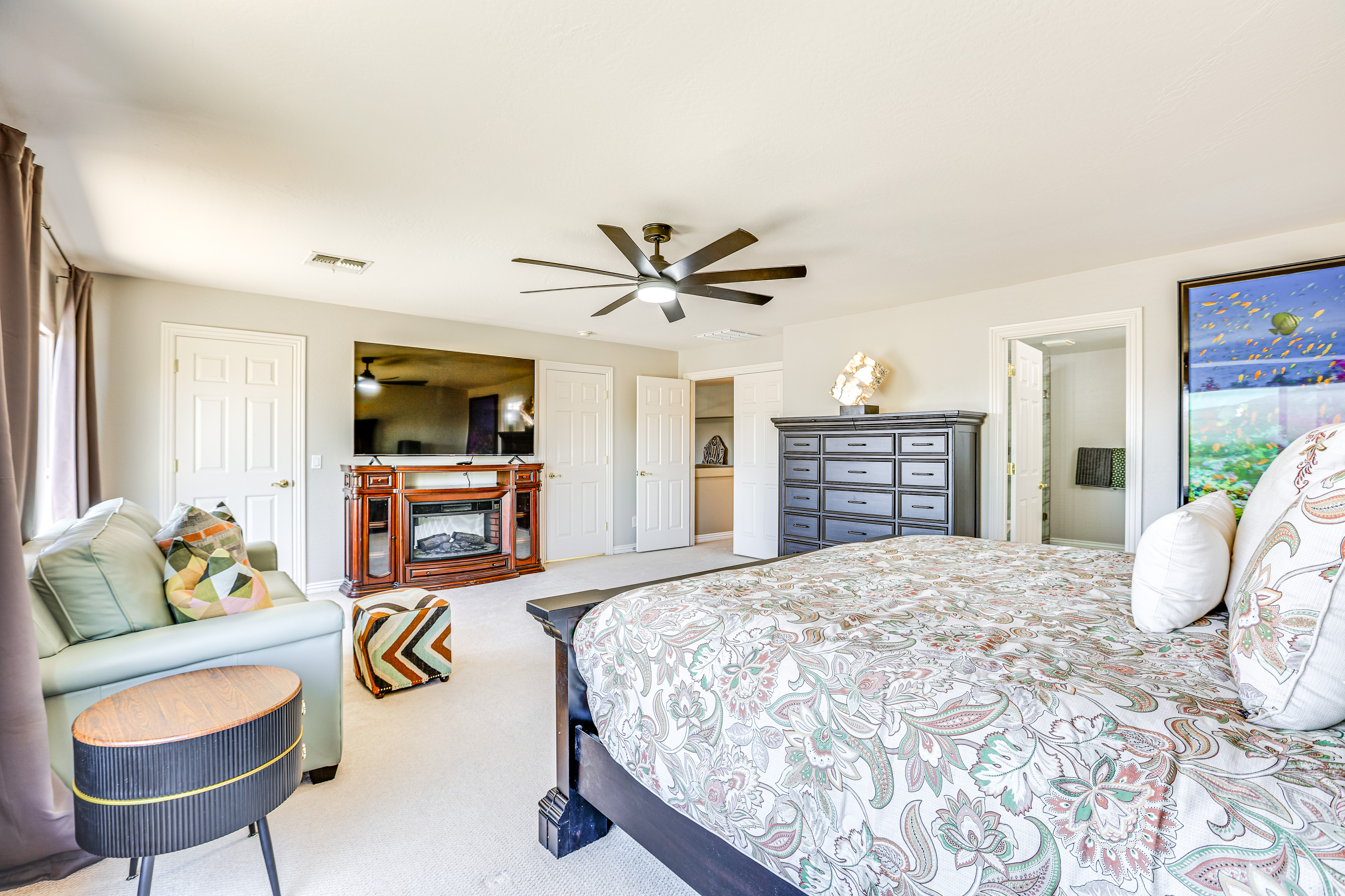 Luxe Mtn-View Mansion w/ Hot Tub in Phoenix!