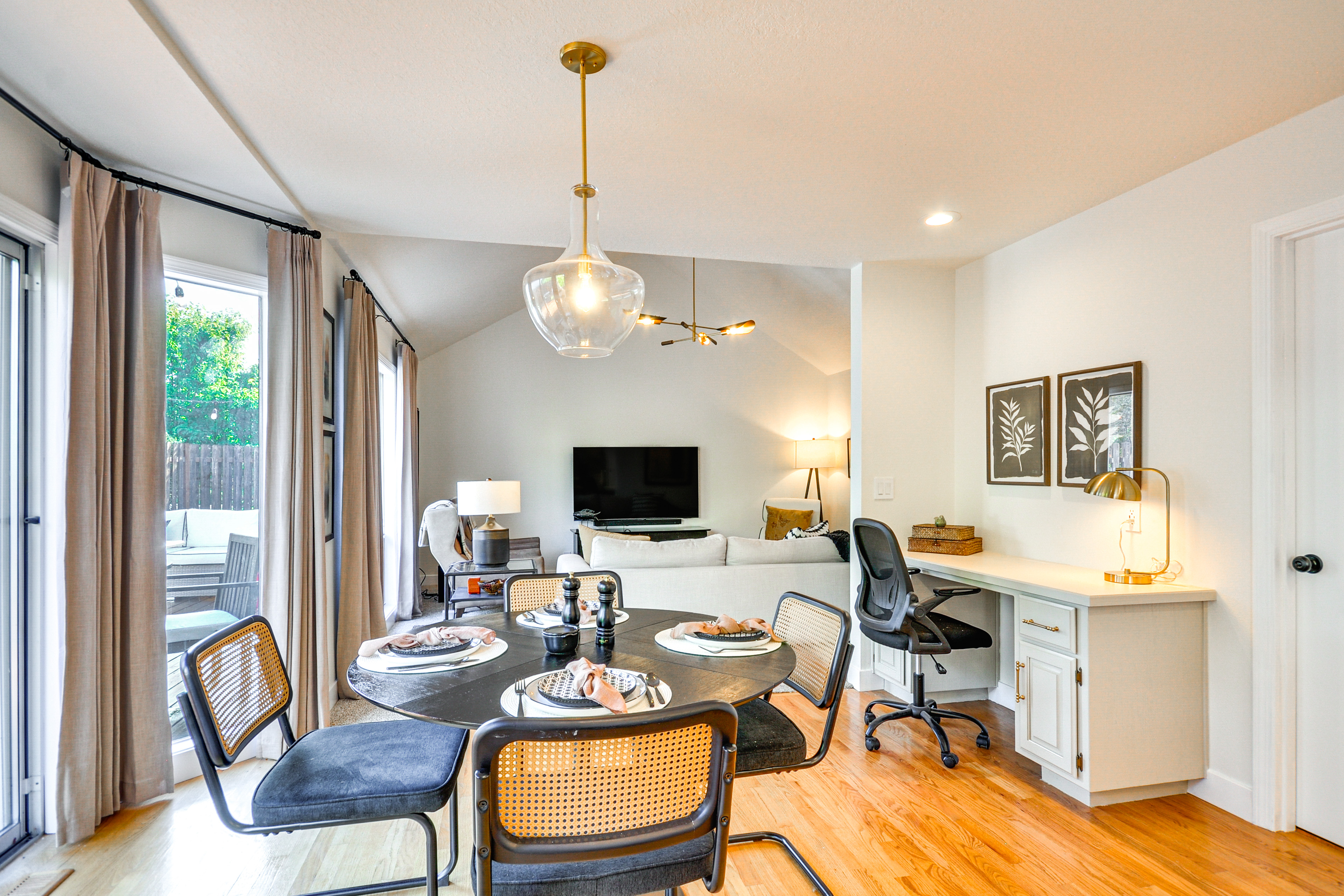 Near Shops & Cafes: Beaverton Haven w/ Luxe Decor!