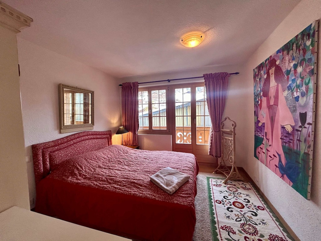 overview of the charming bedroom 3 with access to the balcony 