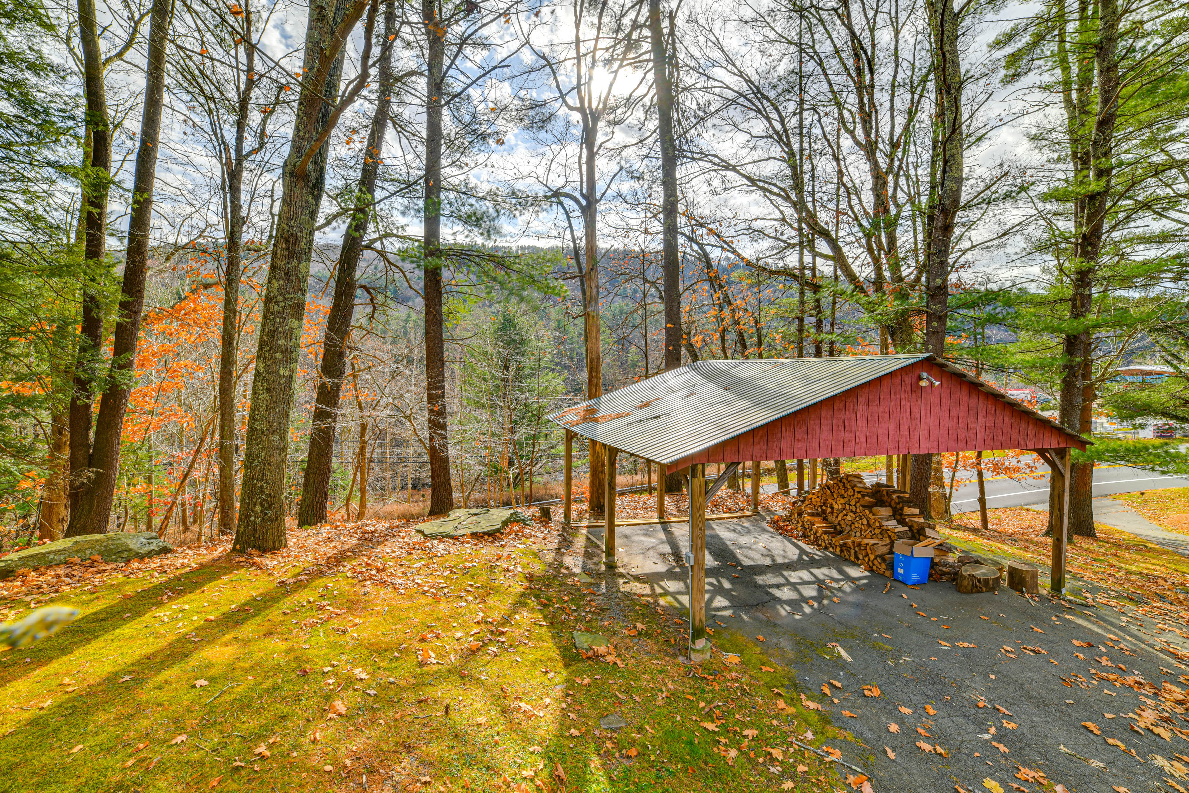 Cozy Cottage Near Hiking & Skiing!