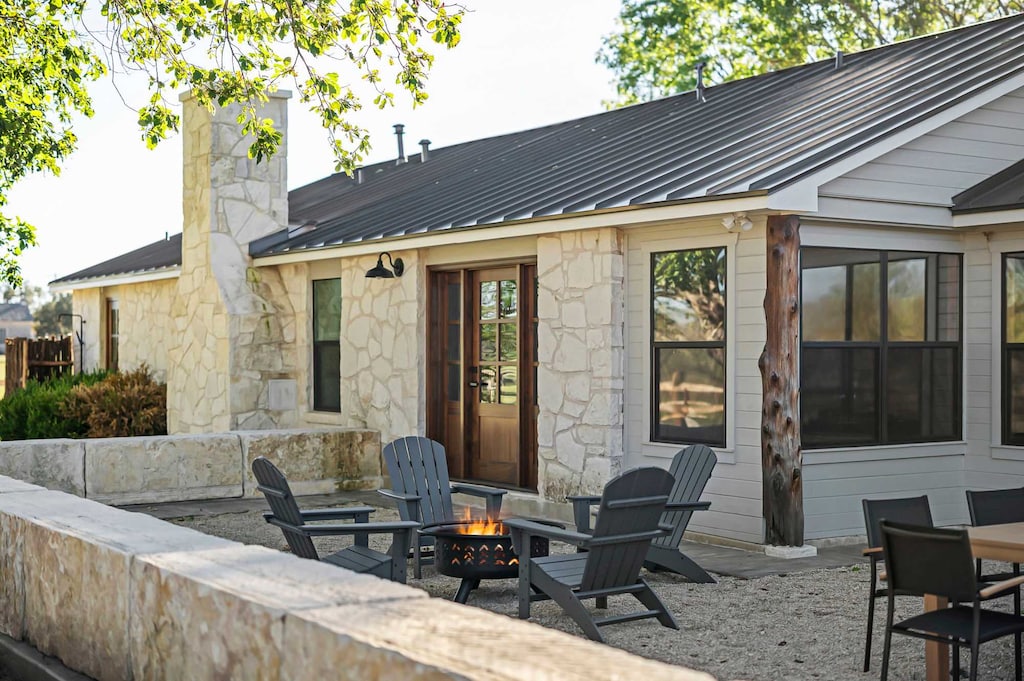 Outdoor Dining Area and Firepit