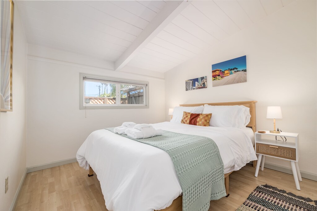 Guest Bedroom - Queen sized bed