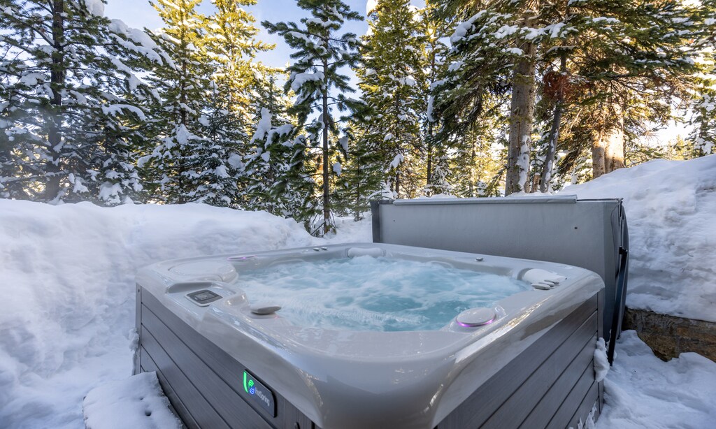 Lake Cabin 4 hot tub1