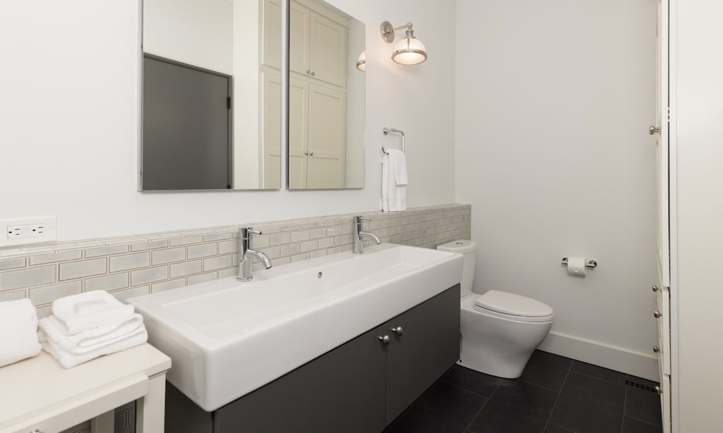 Lake Cabin 4 1st bedroom bathroom2