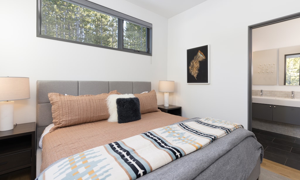 Lake Cabin 4 1st bedroom3