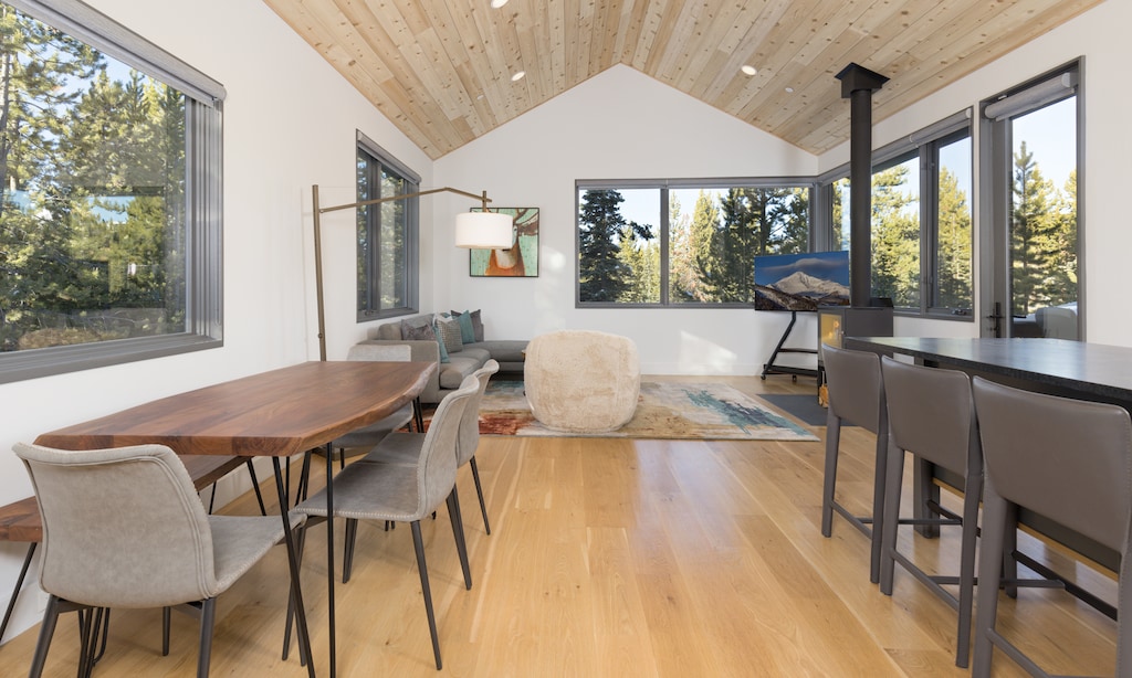 Lake Cabin 4 dining1