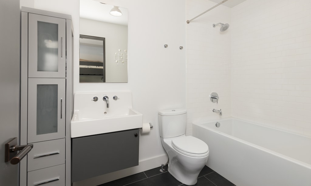 Lake Cabin 4 den bathroom1