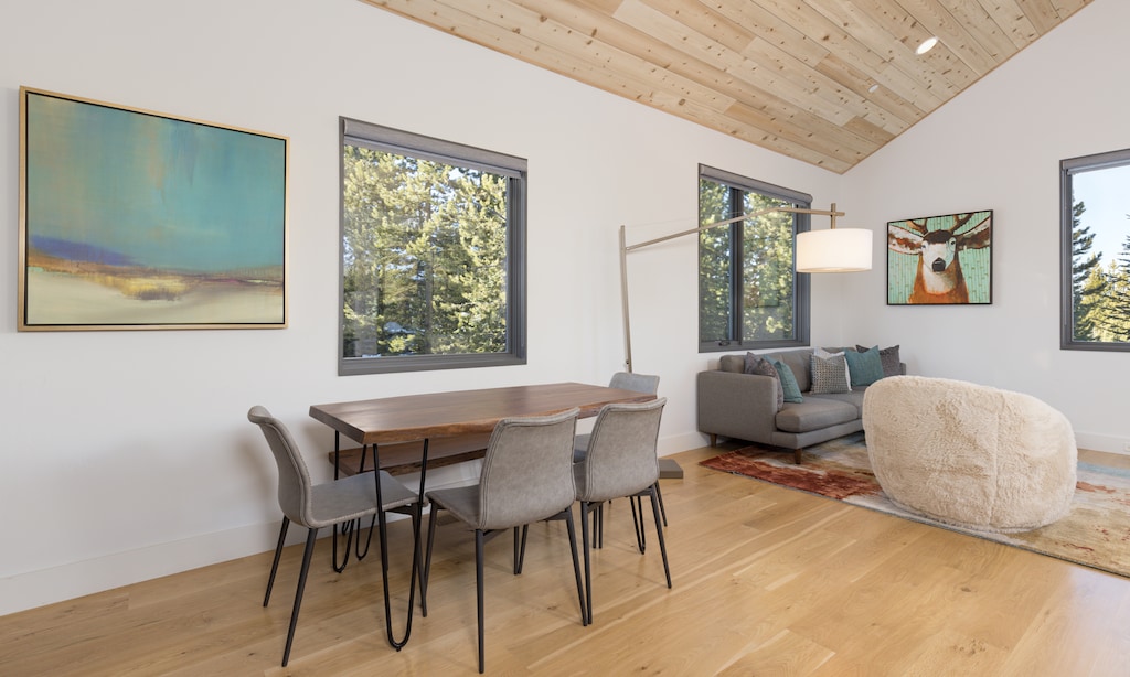Lake Cabin 4 dining2