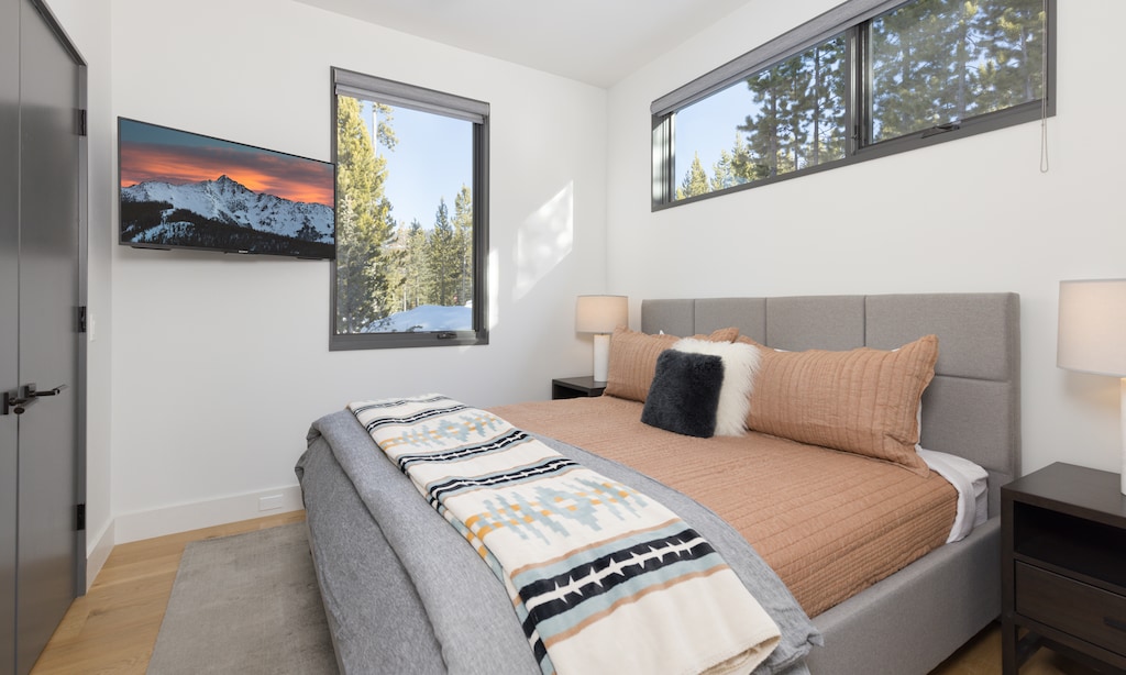 Lake Cabin 4 1st bedroom1