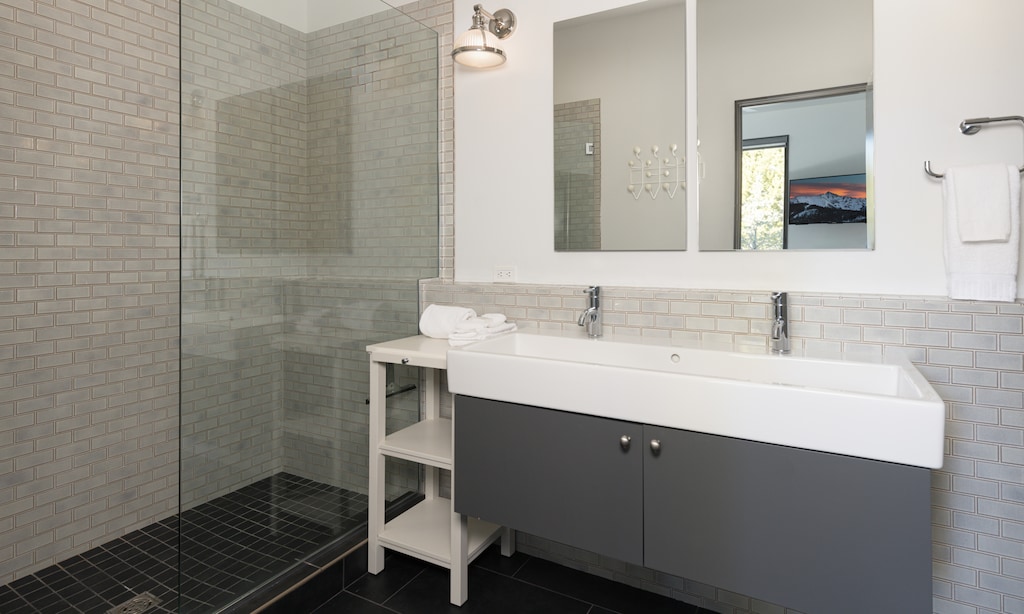 Lake Cabin 4 1st bedroom bathroom1