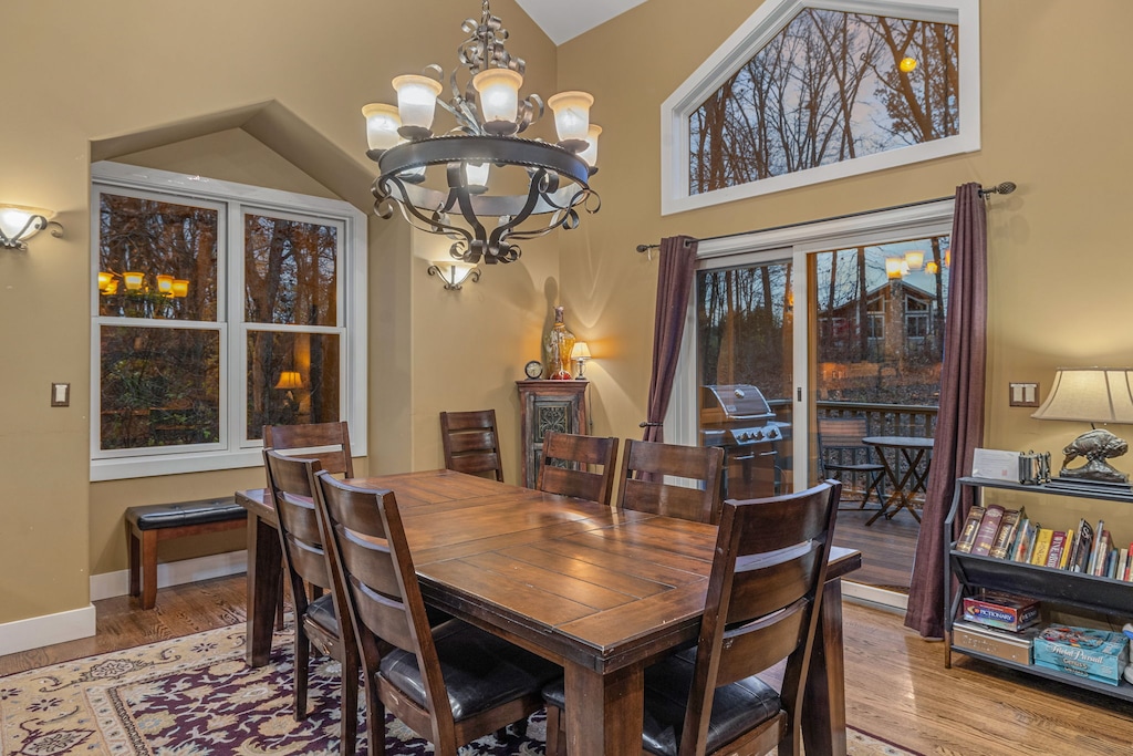 Dining with a view? Yes, please! Let’s make some memories around this table!