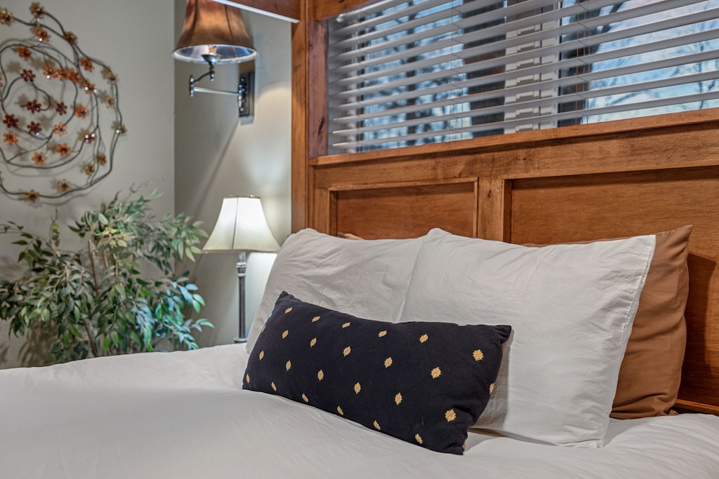 Fluffy pillows, soft lighting, and pure relaxation—this is what dreams are made of.