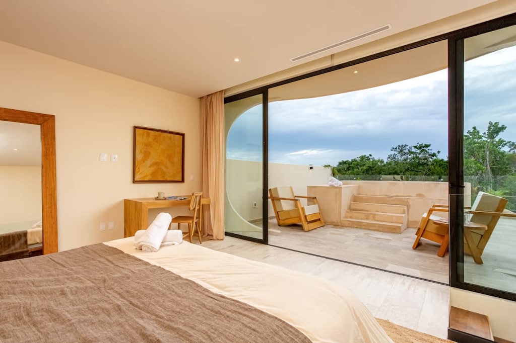 See that amazing jacuzzi, it's all yours. 