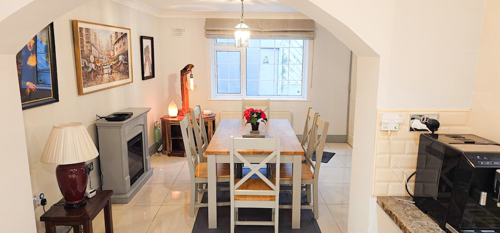 Passage East, Co Waterford Holiday Home. Dining room seats 6. Bright open plan decor.