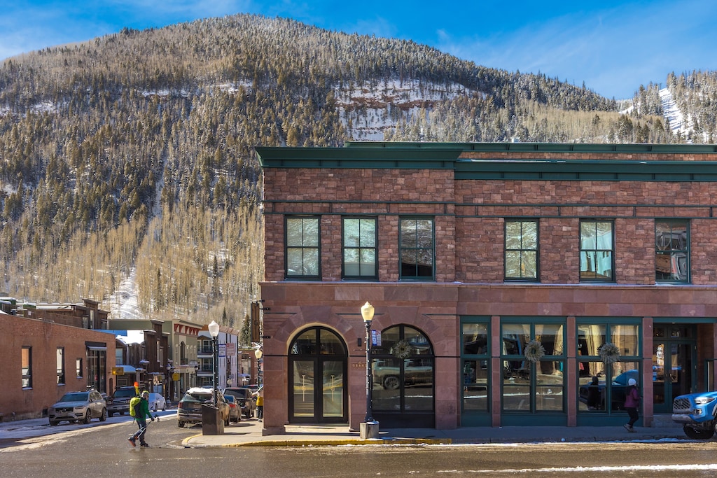 1.01-wintercrown-penthouse-exterior(1)