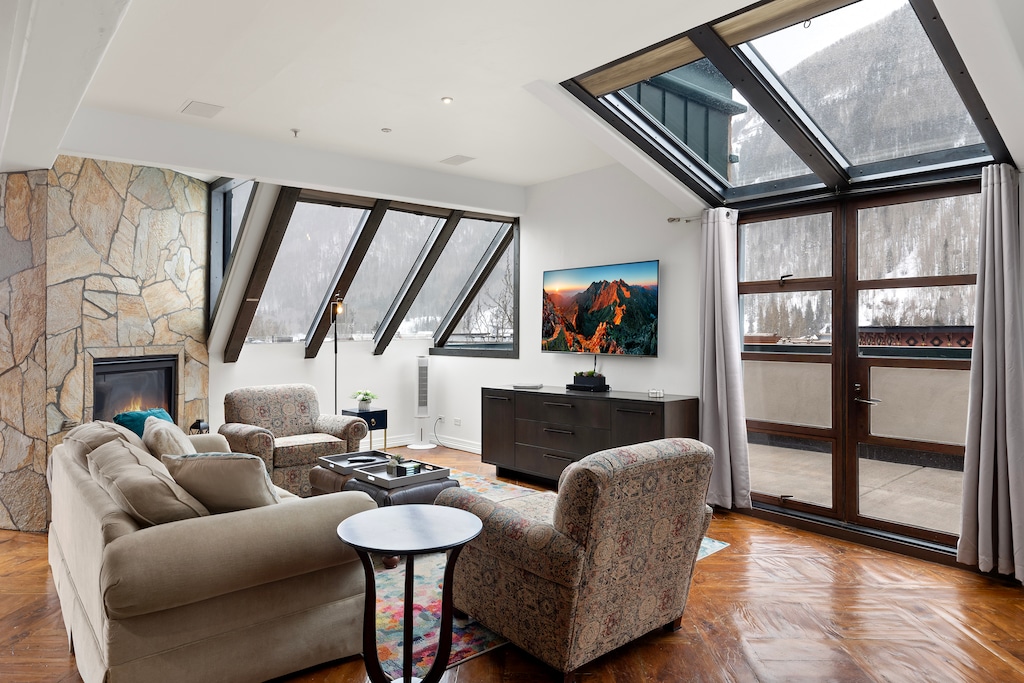 2.0-wintercrown-penthouse-living-room-(17)