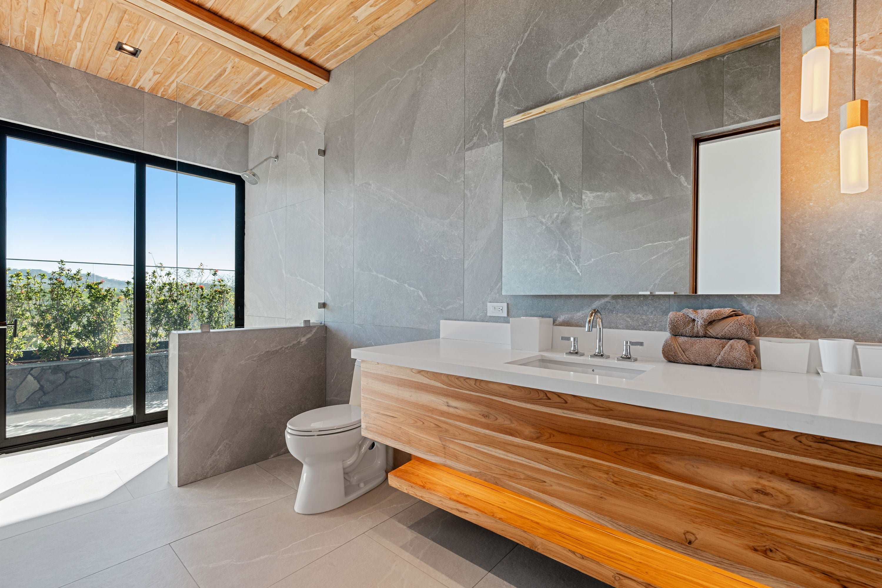 Main House Suite 2 Ensuite Bathroom  – 2nd Floor