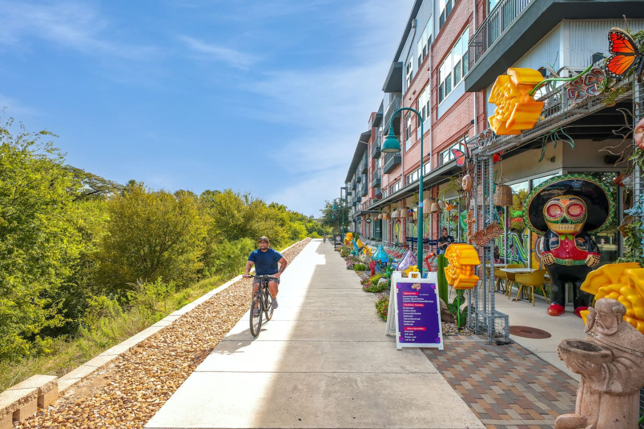 Relaxing 2BR w/ Gym, Parking, Near King Wms & Towers