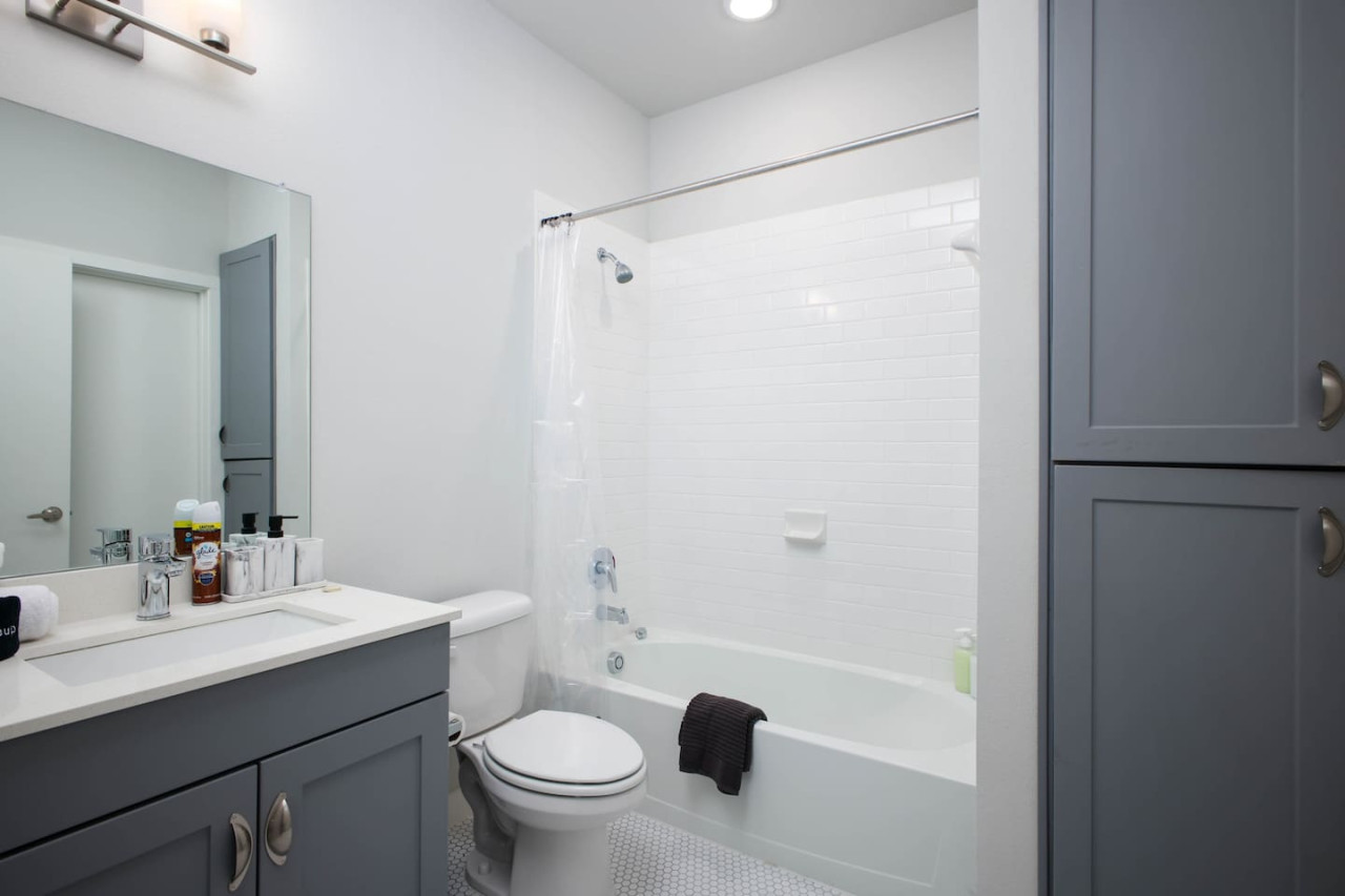 Modern 2BR Getaway-w/ Parkng, Near Rvrwlk&Conv Ctr