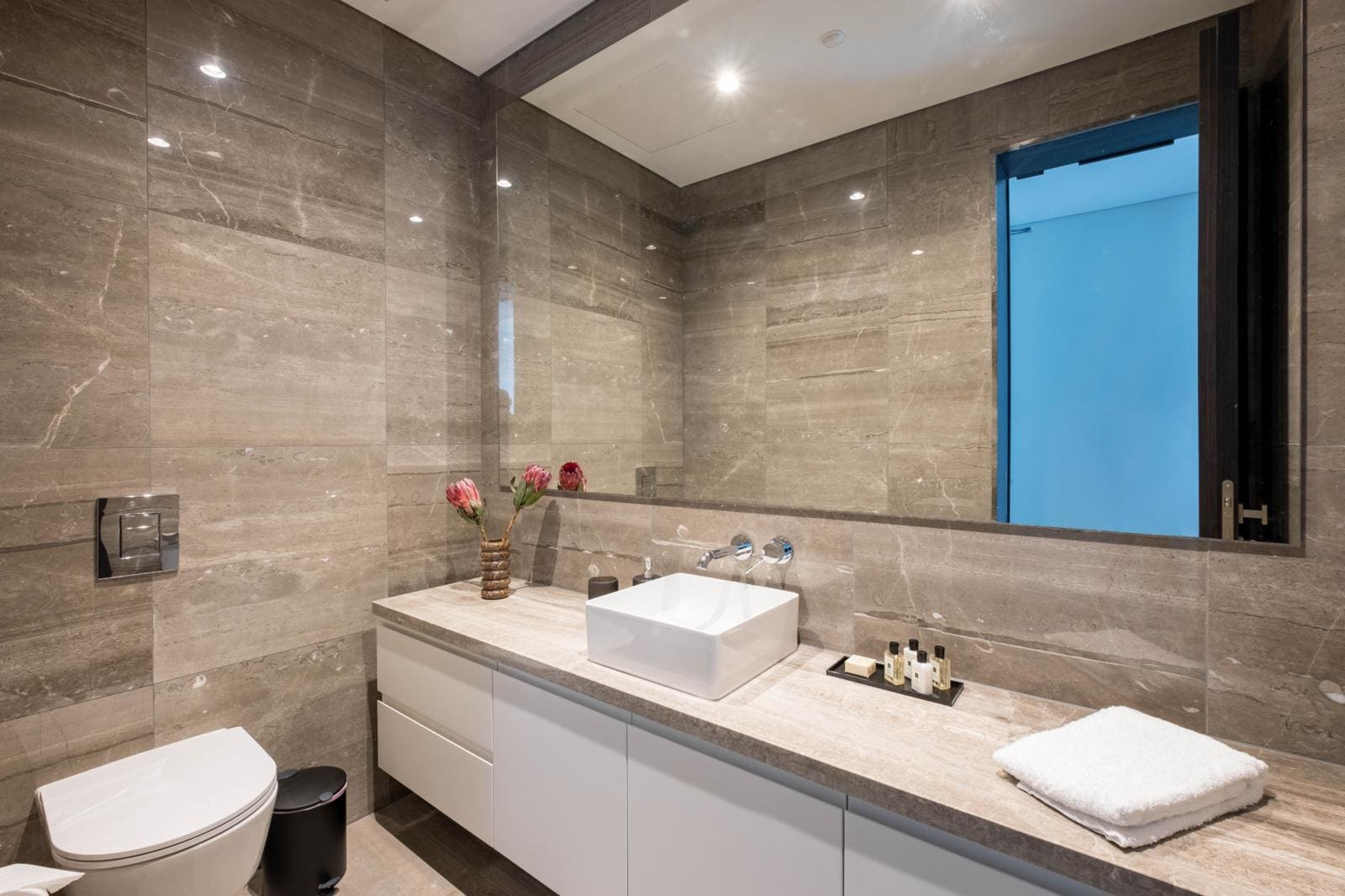 Grand 3 Bedrooms Apartment  with safe and refrigerator