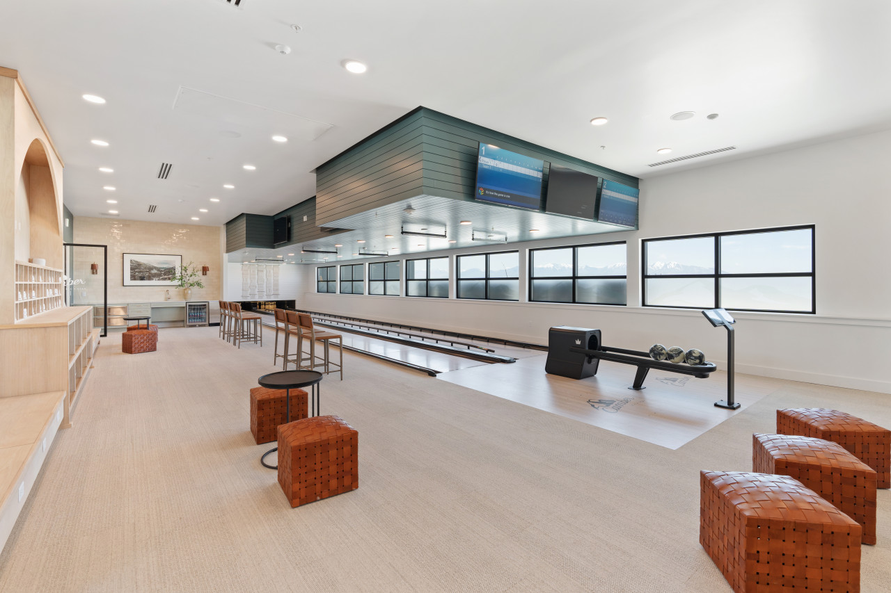 Top VIEWS! Capital building! Rooftop pool/gym/bowl