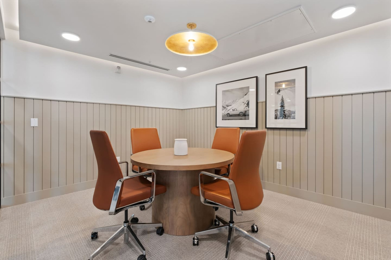 Deluxe Designer 1BR Gym/Pool/HTub