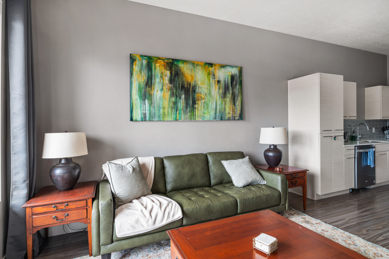 Luxury Apt. -Penthouse- King Bed, Gym Pkg Pool NEW